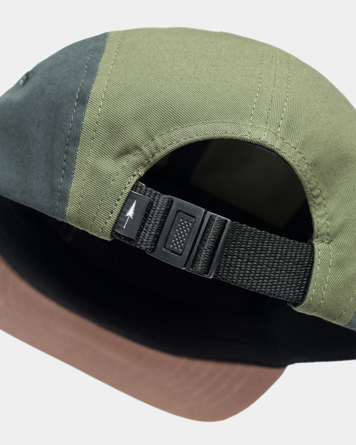 NIKIN TreeCap 5 Panel Cap, Colorblock Design, grün/braun, schwarzer Riemen, kleines Baum-Logo.