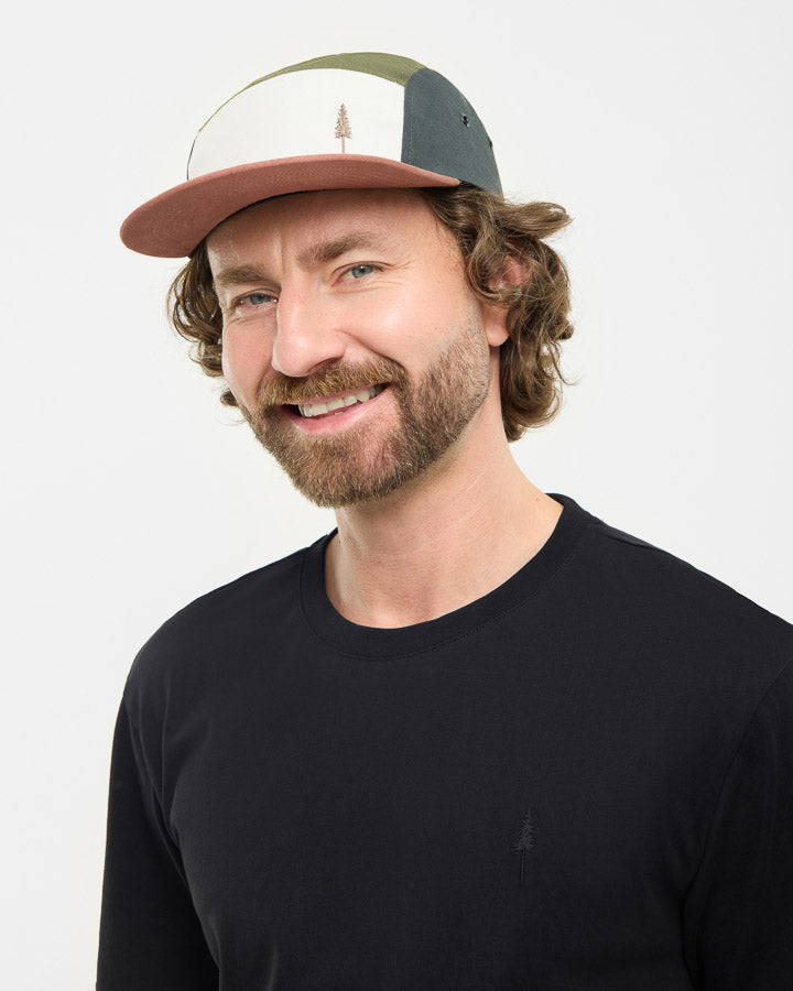 NIKIN TreeCap 5 Panel Colorblock Multicolor Cap, Herren, schwarz, Modell trägt Bart und lockige Haare.