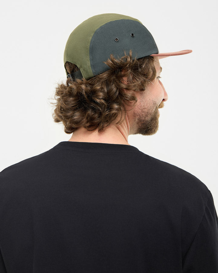 NIKIN TreeCap 5 Panel Colorblock Multicolor Cap, Herren, Modell mit lockigen Haaren, schwarzes Shirt, Rückansicht.