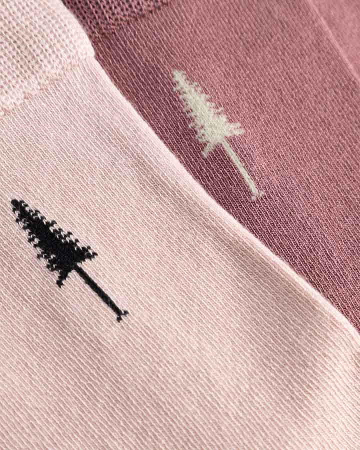 NIKIN  TreeSocks Standard Single Bundle Socken, Farbe Italian Clay-Rose Gold, schwarze und weiße Kiefer-Stickerei.