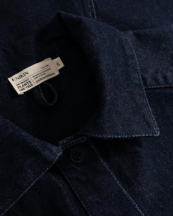 NIKIN TreeJacket Denim ReCotton Damenjacke, Dark Indigo, Detailansicht: Kragen, Knopf, Größenetikett.