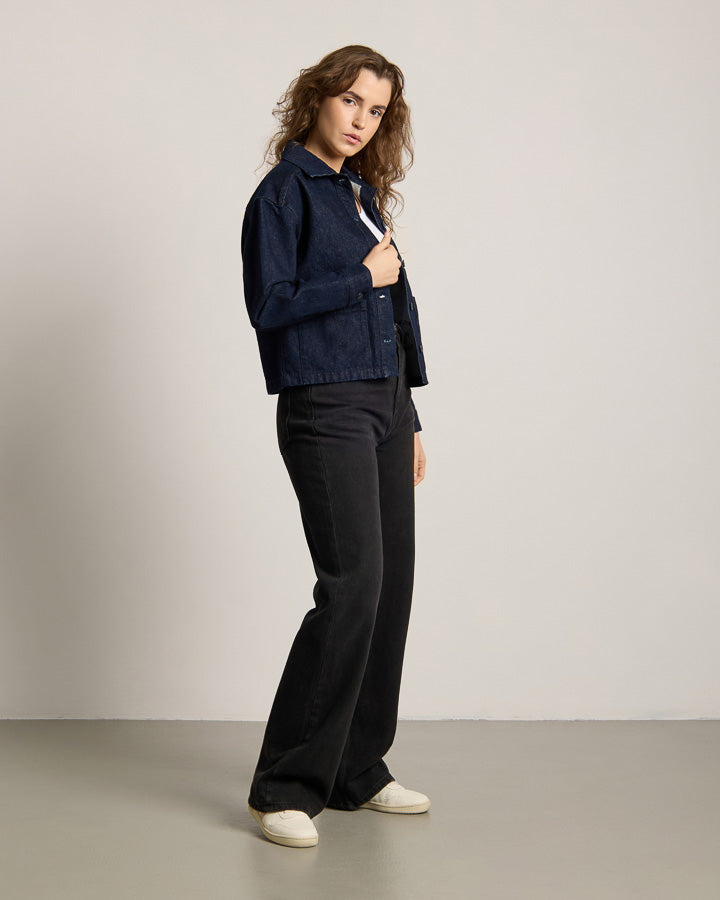 NIKIN TreeJacket Denim ReCotton Damenjacke, Dark Indigo, nachhaltig, weißer Hintergrund.