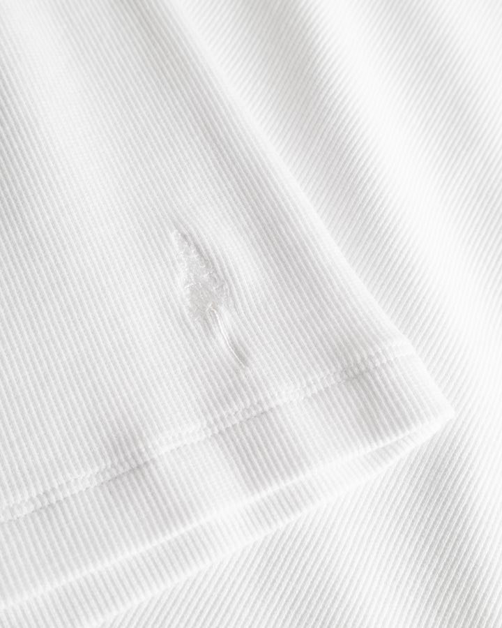 NIKIN TreeTop Women Snow White Top, Damen-Oberteil, weisse Farbe, kleines Baum-Stickdetail am Saum.