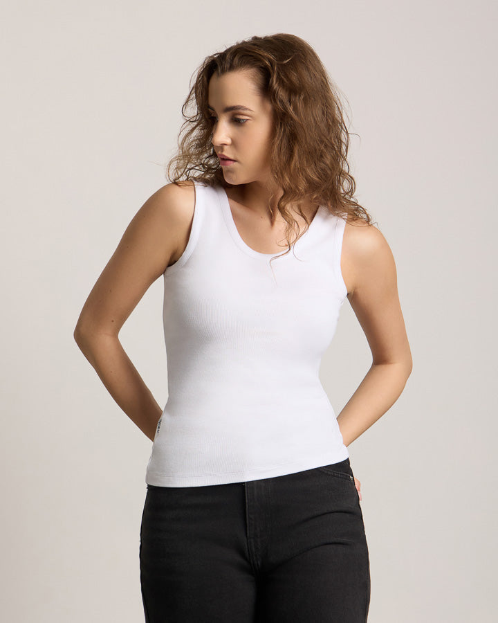 NIKIN  TreeTop Women Snow White Top Damen Oberteil, nachhaltige Mode, Farbe Weiss, kombiniert mit schwarzen Jeans.