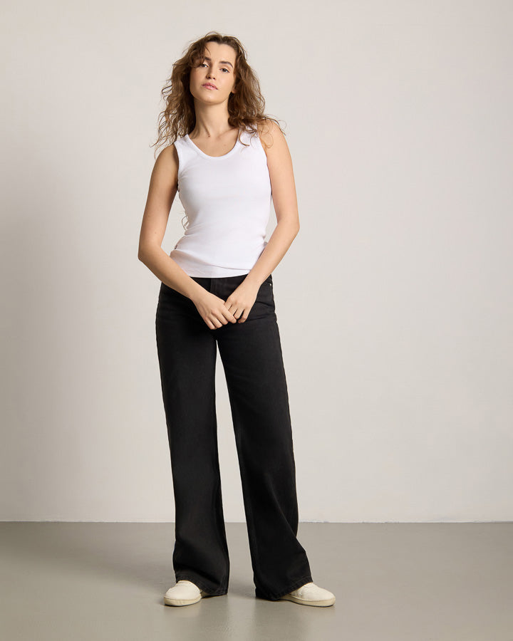 NIKIN TreeTop Women Snow White Top, Damen-Oberteil, nachhaltig, weiss, vor hellem Hintergrund.