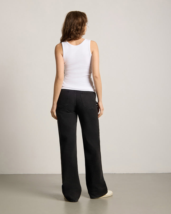 NIKIN TreeTop Women Snow White Top Damen Oberteil, Farbe weiss, mit schwarzen Wide-Leg-Jeans kombiniert.