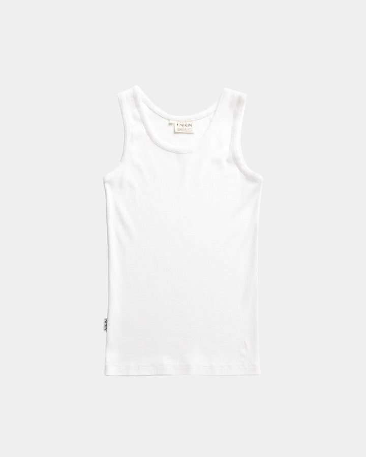 NIKIN  TreeTop Women Snow White Basic Top, ärmellos, aus Baumwolle, nachhaltige Mode, flach auf grauem Hintergrund.