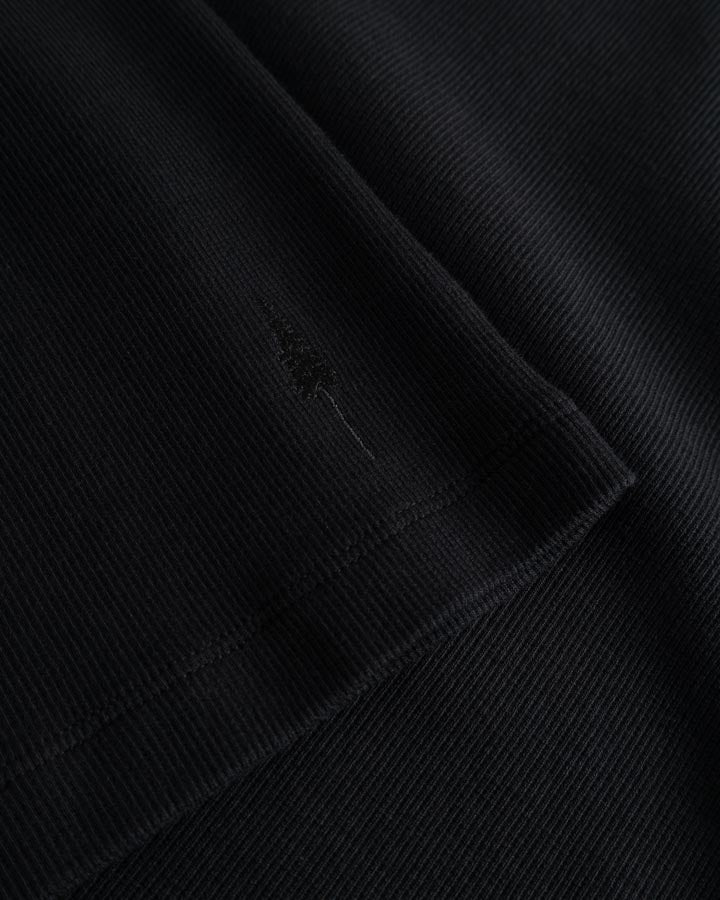 NIKIN TreeTop Women Damen Oberteil, schwarz, geripptes Material mit feinen Ziernähten und Baum-Logo.