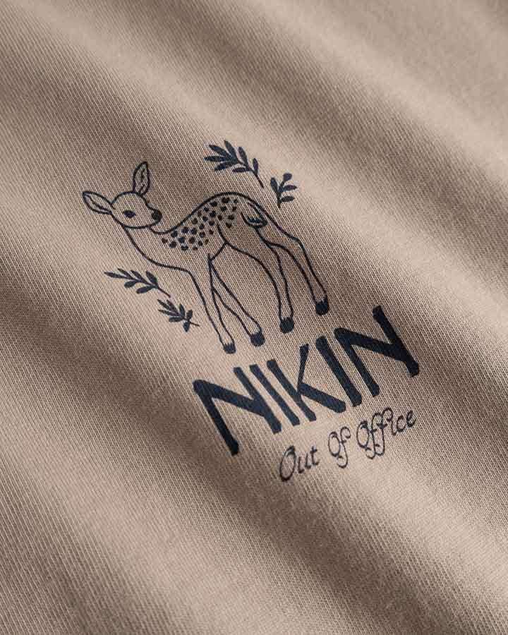 NIKIN TreeShirt Out Of Office Relaxed Taupe T-Shirt, NIKIN Print mit Rehkitz und Blättern, beige Bio-Baumwolle.