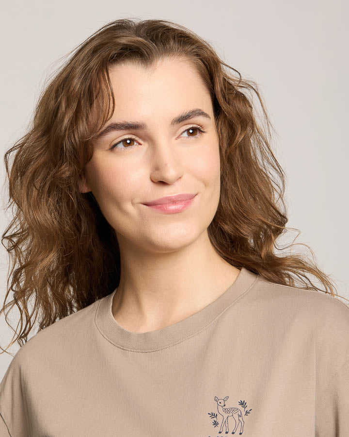NIKIN TreeShirt Out Of Office Relaxed Damen T-Shirt, Farbe Taupe, kleiner Hirsch-Aufdruck, lockerer Schnitt.