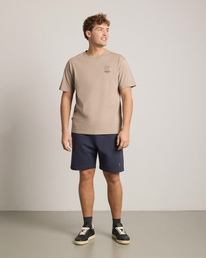 NIKIN TreeShirt Out Of Office Relaxed Taupe T-Shirt, Herren, Farbe Taupe, legerer Schnitt, Modell im Innenraum.