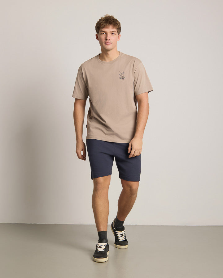 NIKIN TreeShirt Out Of Office Relaxed Taupe Herren T-Shirt, kurze Ärmel, kombinierbar mit navy Shorts.