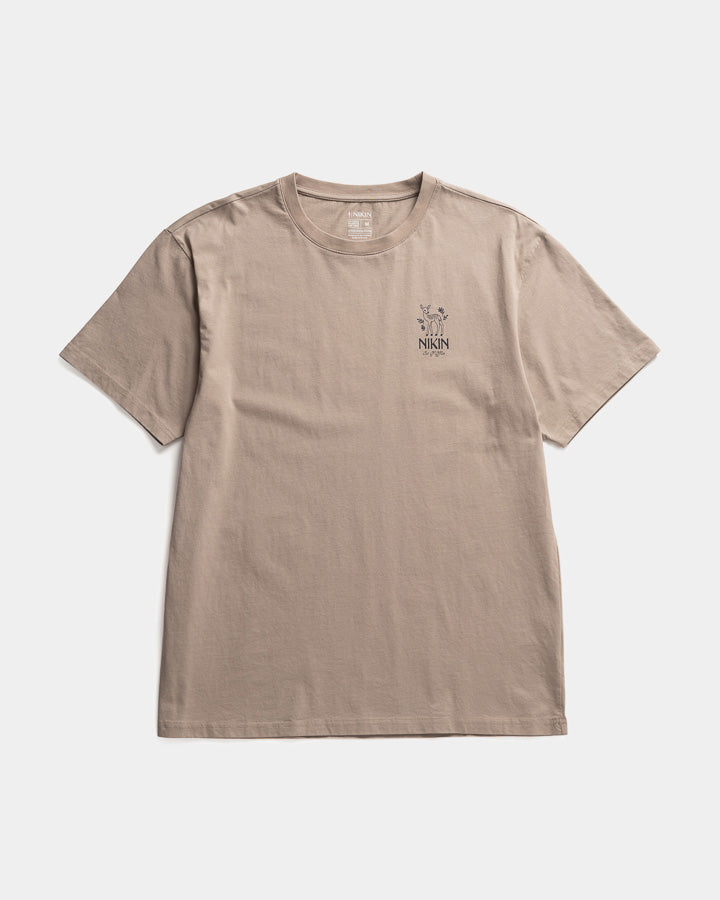 NIKIN TreeShirt Out Of Office Entspanntes T-Shirt, Bio-Baumwolle, taupe, NIKIN Logo und Reh Grafik.