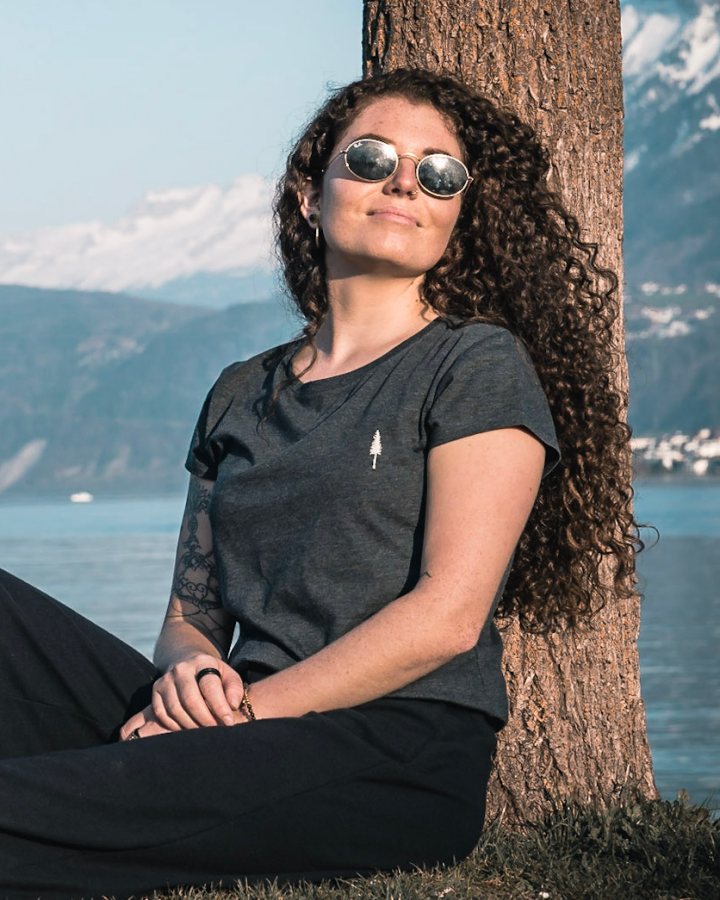 NIKIN TreeShirt Women Black Mel, Damen T-Shirt, schwarz, Naturkulisse mit See und Bergen im Hintergrund.