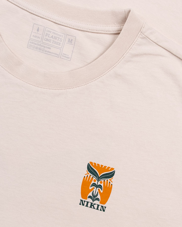 NIKIN TreeShirt TreePlanter T-Shirt, Bio-Baumwolle, beige, Aufdruck mit Pflanzen- und Handmotiv, Relaxed Fit.