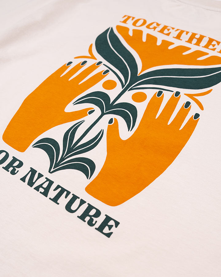 NIKIN TreeShirt TreePlanter Print Relaxed Chalk, T-Shirt mit Illustration von orangefarbenen Händen und einer grünen Pflanze, Schriftzug „TOGETHER FOR NATURE“.