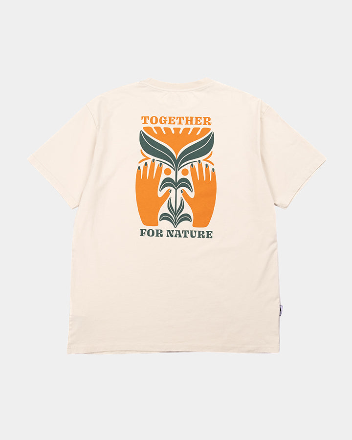 NIKIN T-shirt TreeShirt TreePlanter, coton biologique, motif coloré de mains et de feuilles, impression au dos « TOGETHER FOR NATURE ».