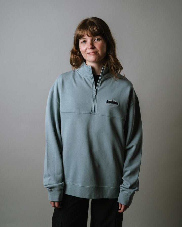NIKIN  TreeSweater Quarter Zip Muntogna Damenpullover, blau, Schweizer Shop, nachhaltiges Material, schlichter Hintergrund.