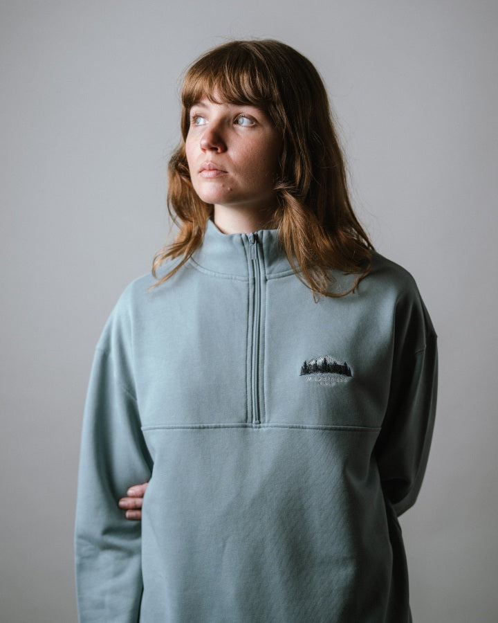 NIKIN  TreeSweater Quarter Zip Muntogna Damenpullover, Elemental Blue, Stickerei schwarz-weiß.