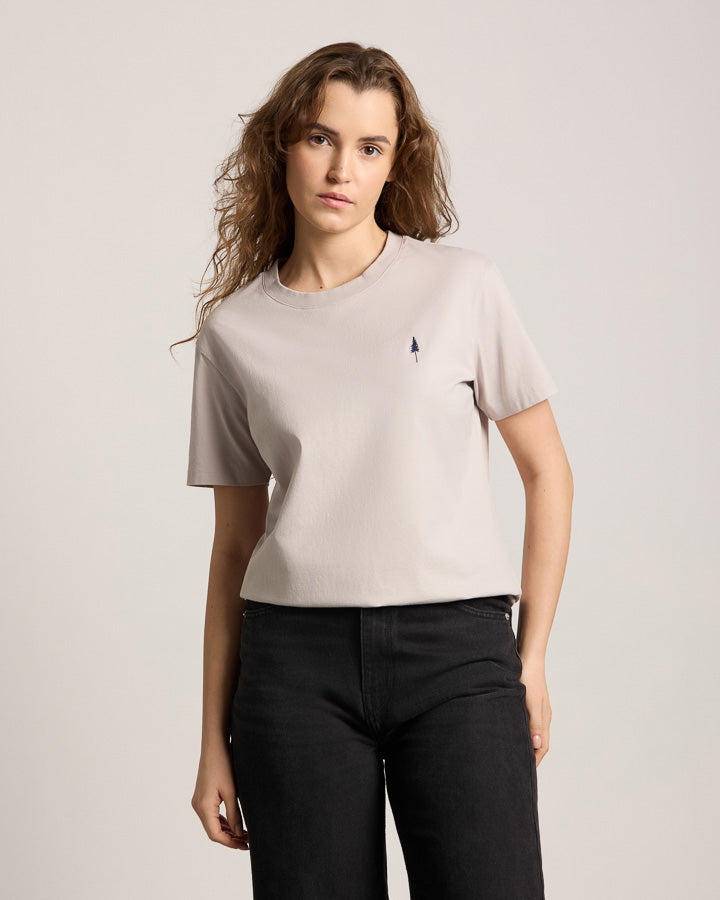 NIKIN  TreeShirt Protect Nature Damen Relaxed T-Shirt, Farbe Morning Clay, kombiniert mit schwarzen Hosen.