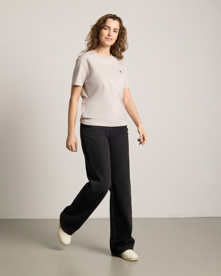 NIKIN  TreeShirt Protect Nature Relaxed Women Morning Clay Damen T-Shirt, Farbe Ton, kombiniert mit schwarzer Hose.