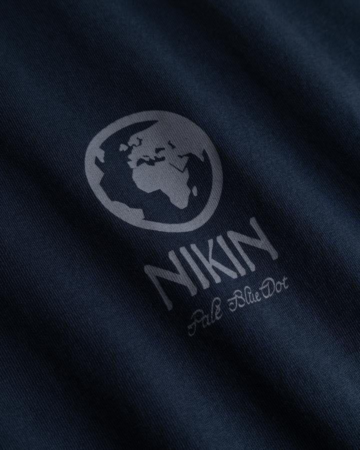 NIKIN TreeShirt Pale Blue Dot Entspanntes T-Shirt, dunkelblau, Bio-Baumwolle, Globus-Logo.