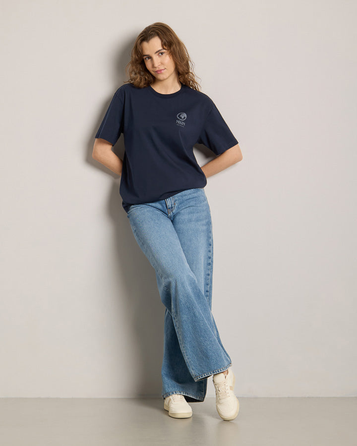 NIKIN TreeShirt Pale Blue Dot Relaxed T-Shirt Dunkelblau, Damen, kombiniert mit weiten Jeans und weissen Sneakern.