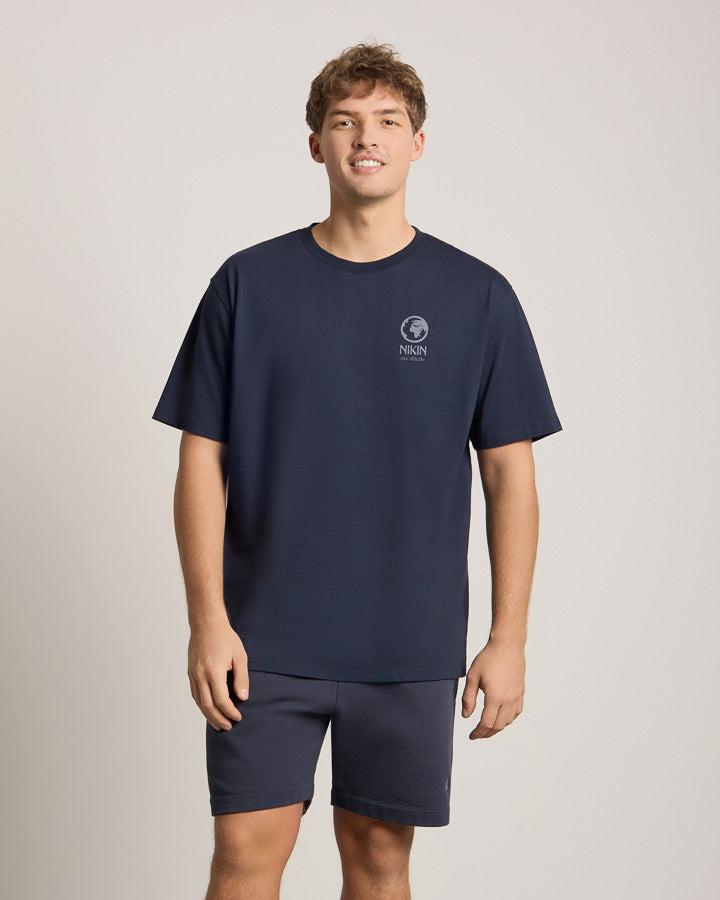 NIKIN TreeShirt Pale Blue Dot Relaxed Herren T-Shirt, Dark Navy, klassischer Schnitt, einfarbig, vor hellem Hintergrund.