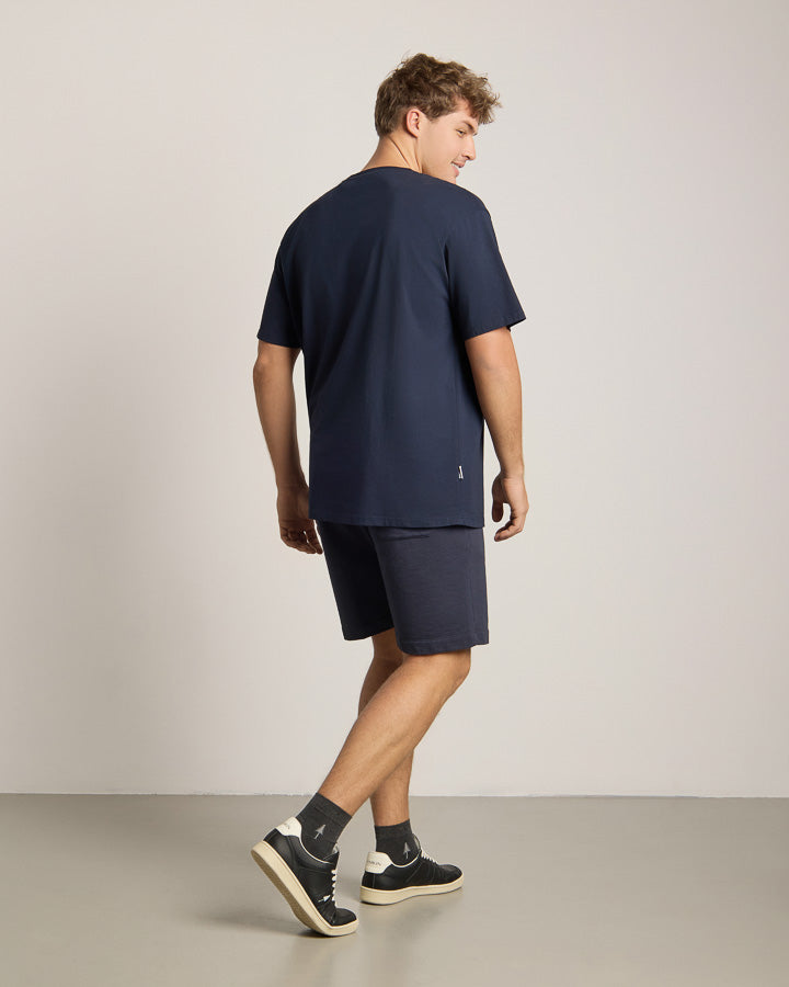 NIKIN TreeShirt Pale Blue Dot Relaxed Dark Navy Herren T-Shirt, nachhaltig produziert, dunkelblau, minimalistischer Hintergrund.
