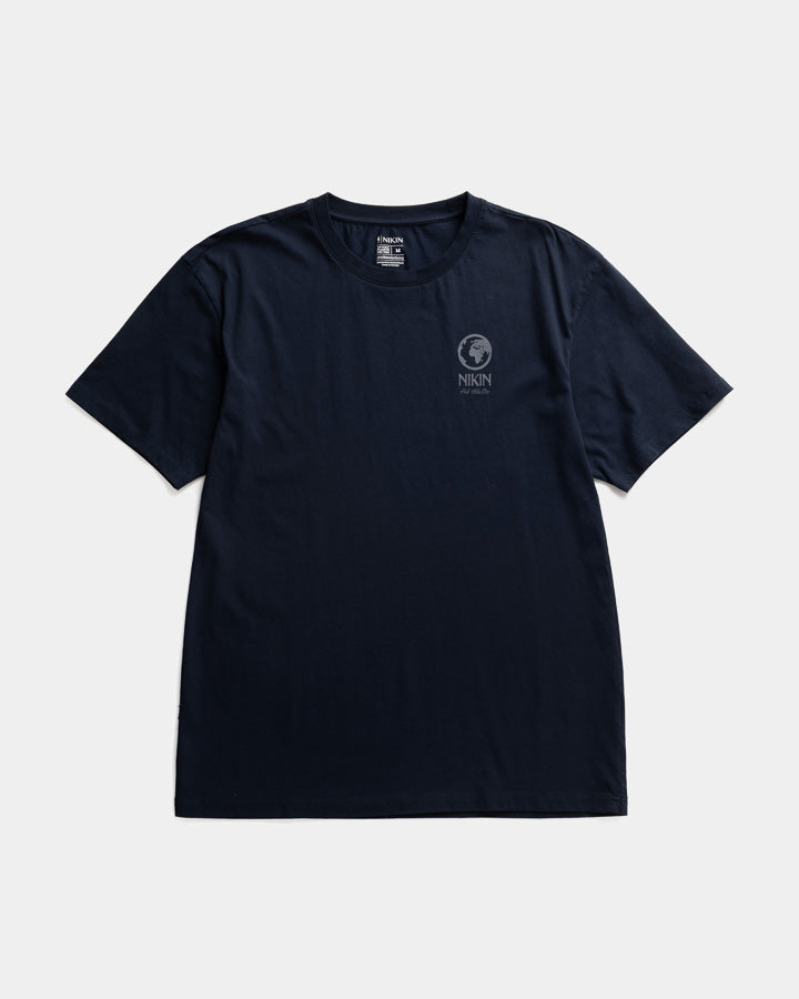 NIKIN TreeShirt Pale Blue Dot Relaxed Dark Navy T-Shirt, Bio-Baumwolle, nachhaltig, kleines NIKIN Logo links.