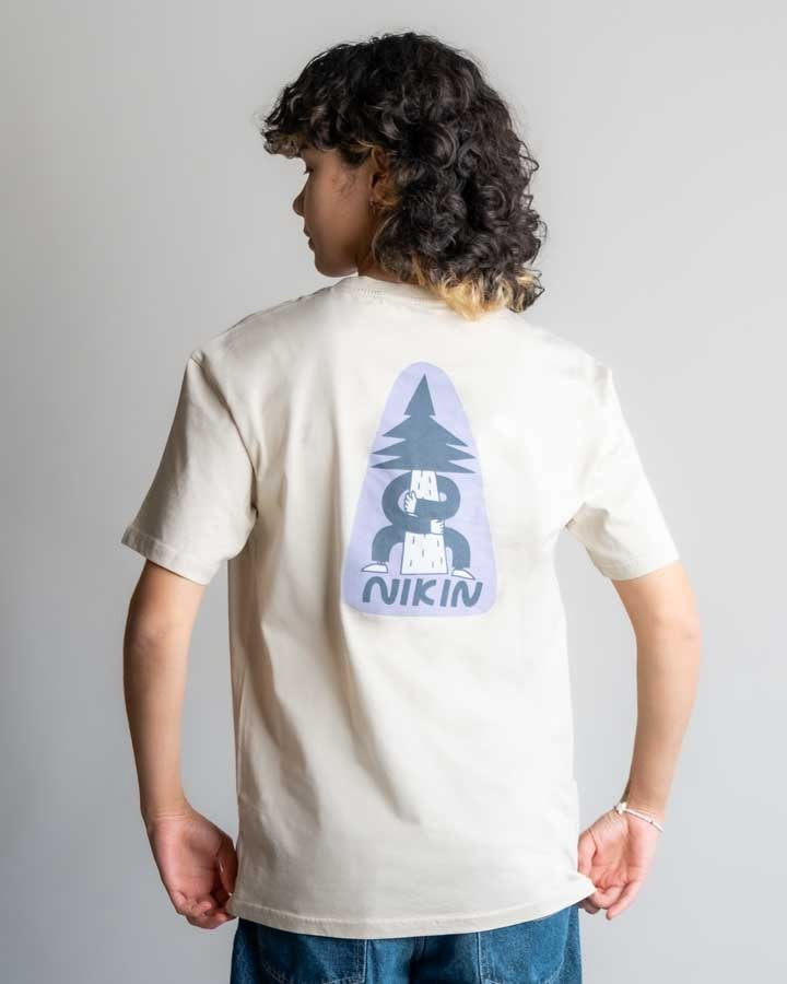 NIKIN TreeShirt Jubiläums-T-Shirt „Relaxed Pumice“, Baum-Stickerei, großer „Treehugger NIKIN“-Rückaufdruck.