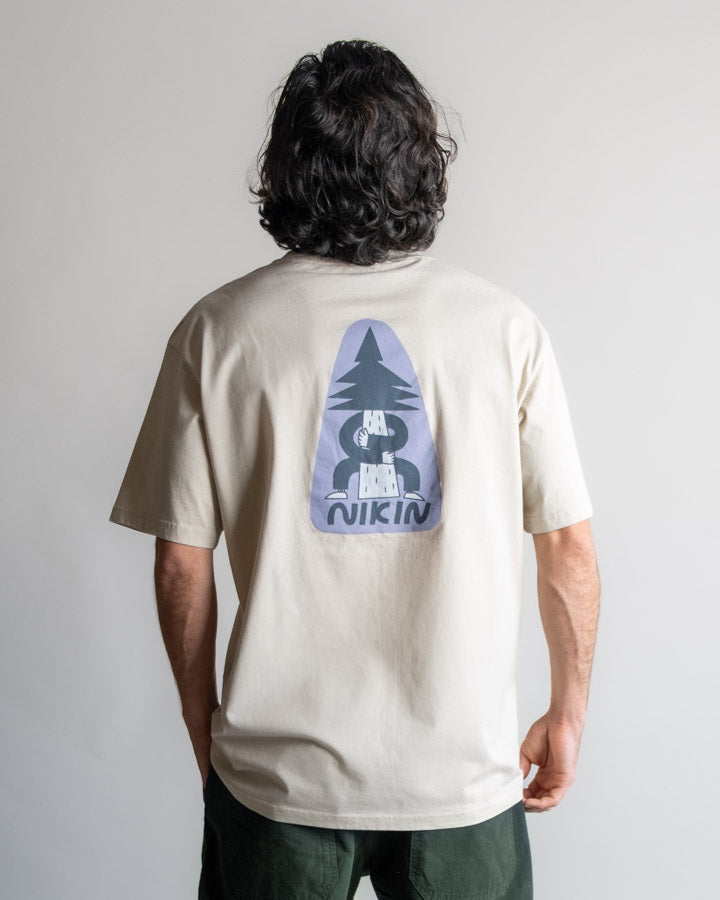 NIKIN TreeShirt Anniversary Relaxed Herren-T-Shirt, Farbe Pumice, Treehugger-Aufdruck auf dem Rücken, NIKIN-Schriftzug hinten.