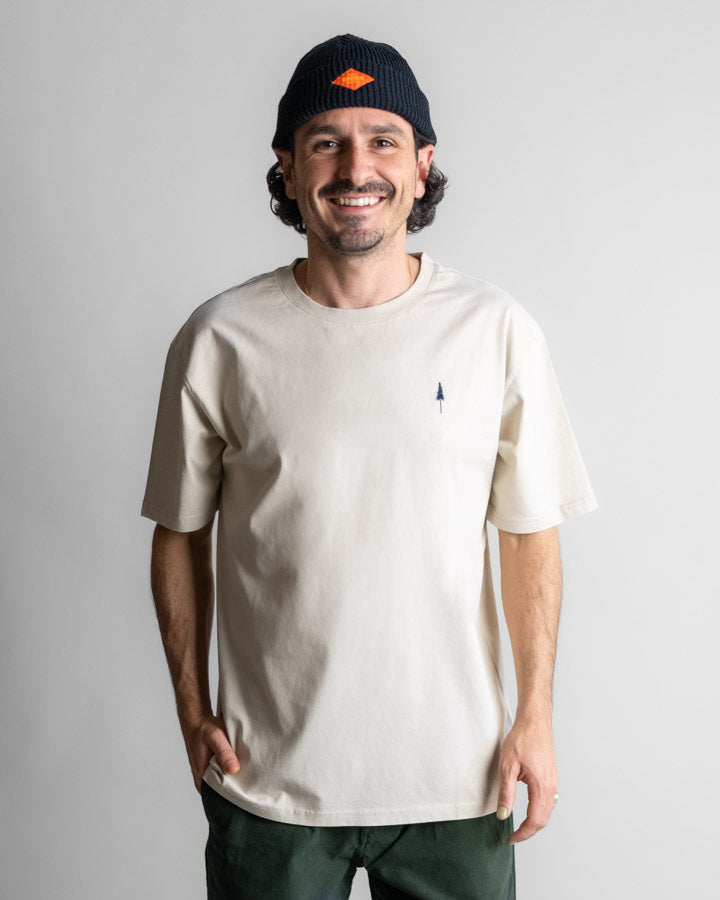 NIKIN TreeShirt Anniversary Relaxed T-Shirt in der Farbe „Pumice“, Herren, mit schwarzer Mütze, neutraler Hintergrund.