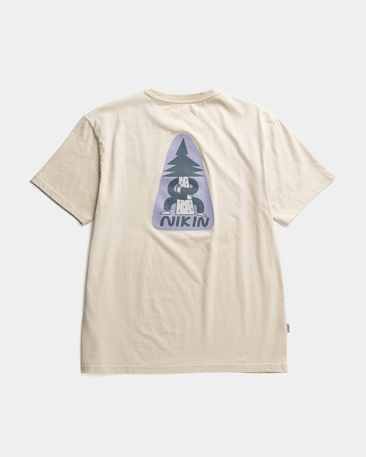 NIKIN TreeShirt Anniversary Relaxed Pumice T-Shirt, beige, mit Treehugger-Aufdruck auf der Rückseite, Bär, Baum und NIKIN-Schriftzug auf der Rückseite.