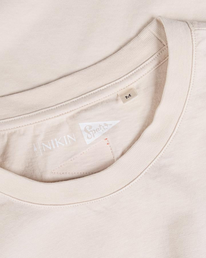 NIKIN TreeShirt Pocket Spatz Chalk T-Shirt, beige, Rundhalsausschnitt, sichtbares Größenetikett „M“.