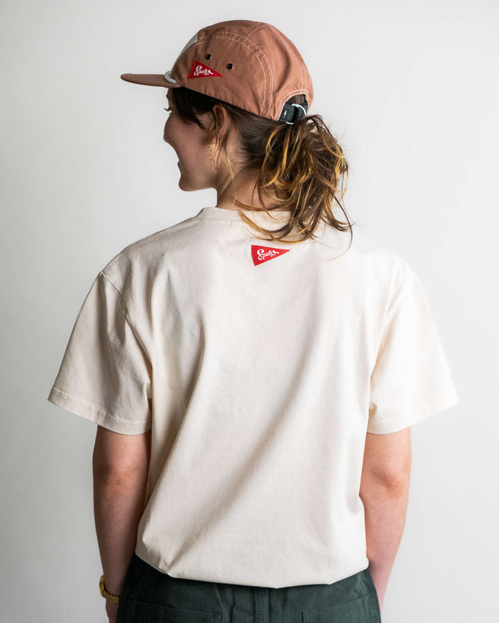 NIKIN TreeShirt Pocket Spatz Chalk T-Shirt, Rückansicht, mit brauner Mütze vor weißem Hintergrund.