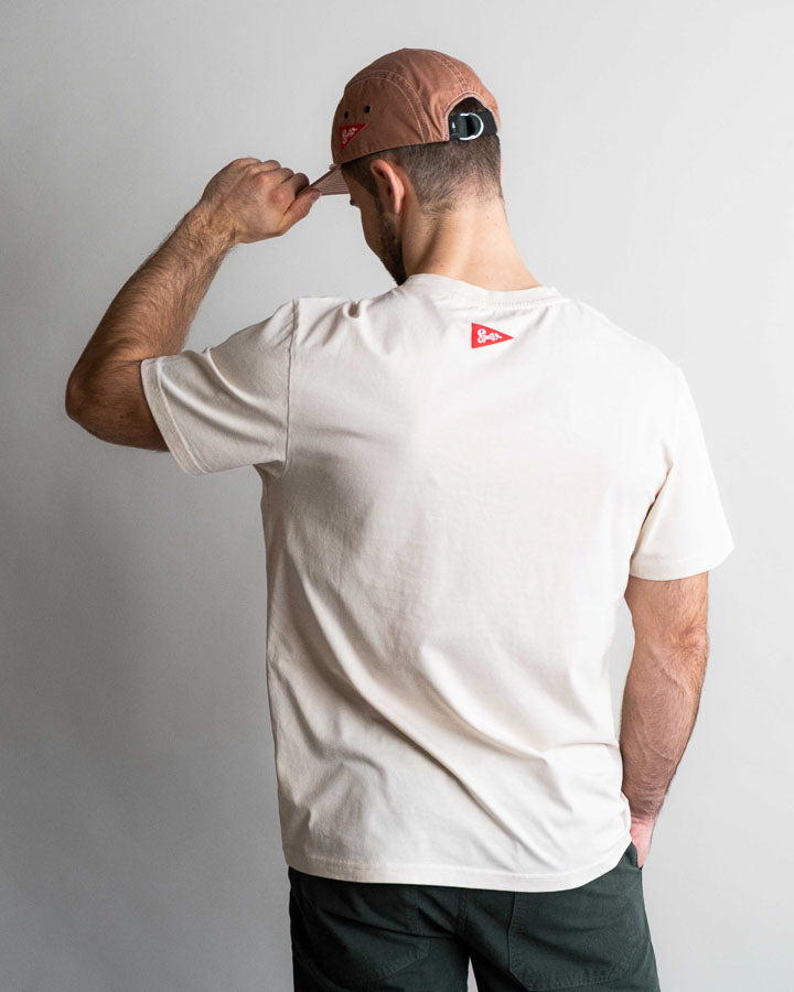 NIKIN T-shirt TreeShirt Pocket Spatz Chalk pour homme, couleur foncée, avec casquette marron, vue de dos.