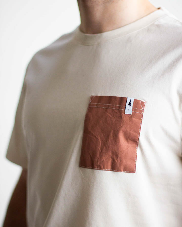 NIKIN TreeShirt Pocket Spatz Chalk T-Shirt, Herren-T-Shirt mit braunem Vogel und Baum-Etikett auf der Brusttasche.