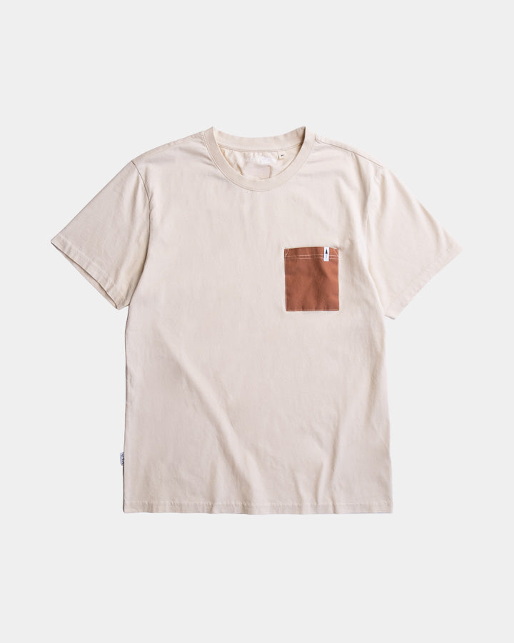 NIKIN TreeShirt Pocket Spatz Chalk T-Shirt, kurzärmelig, beige mit brauner Brusttasche, Unisex, Baumwolle, auf weißem Hintergrund.