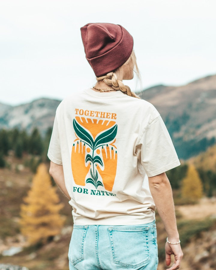 NIKIN TreeShirt TreePlanter Print Relaxed Chalk T-Shirt, Unisex, Outdoor, mit Mütze, Berge und Wald im Hintergrund.