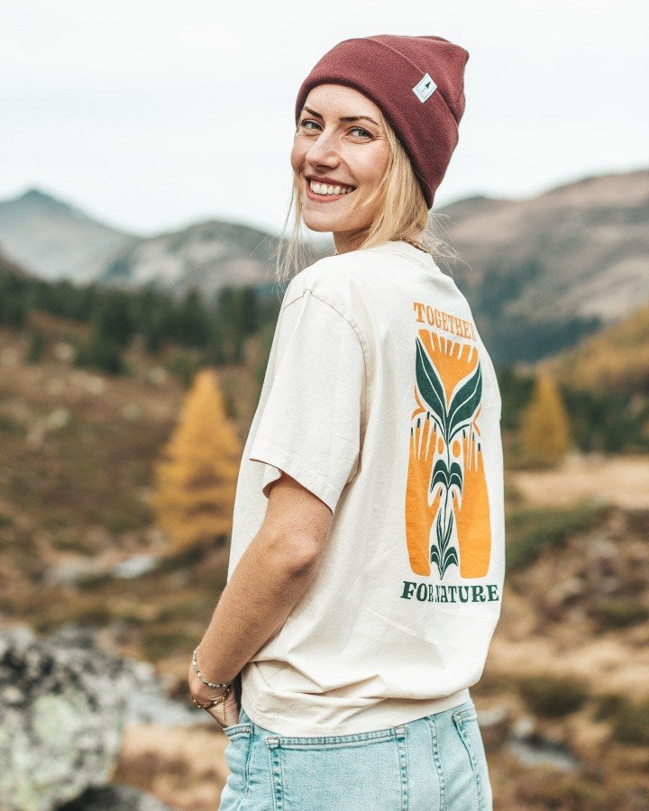 NIKIN TreeShirt TreePlanter Print Relaxed Chalk Damen-T-Shirt, langärmelig, Bio-Baumwolle, herbstliche Berglandschaft.