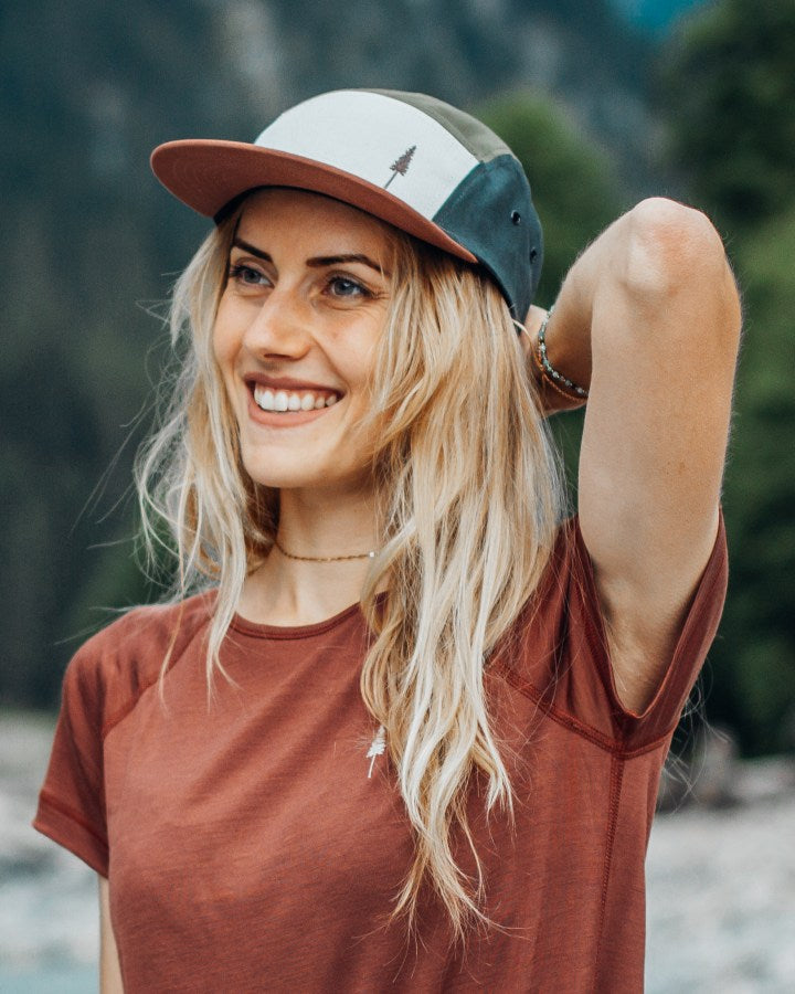 NIKIN TreeCap 5 Panel Colorblock Multicolor Cap, Damen, Outdoor, mehrfarbig, Frau mit rostfarbenem Shirt.