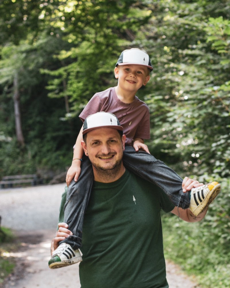 NIKIN TreeShirt Herren T-Shirt und TreeShirt Kids "Mini-Me" im Partnerlook, Baumwolle, bei Waldspaziergang getragen.